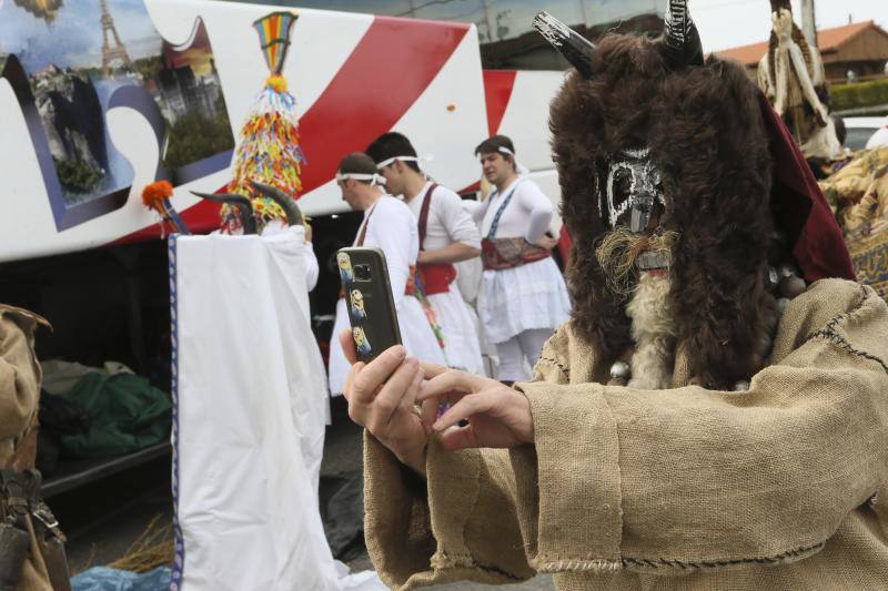 Grupos de emascarados de León, Guadalajara, Ourense y varias partes de Asturias se reunieron para desfilar por las calles de la localidad sierense 