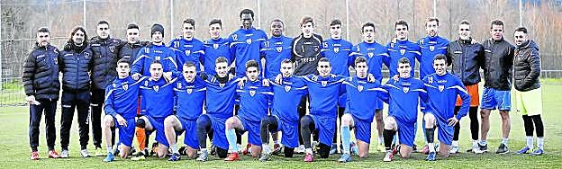 La plantilla y el cuerpo técnico del Lealtad, único equipo invicto de las cuatro primeras categorías del fútbol español en Liga esta temporada. 