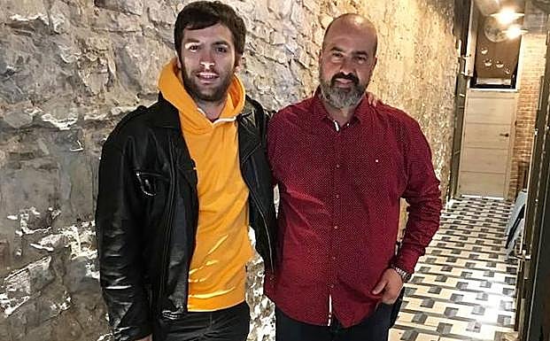Ricardo Gómez y José Luis Camacho, en el restaurante Zascandil de Gijón 