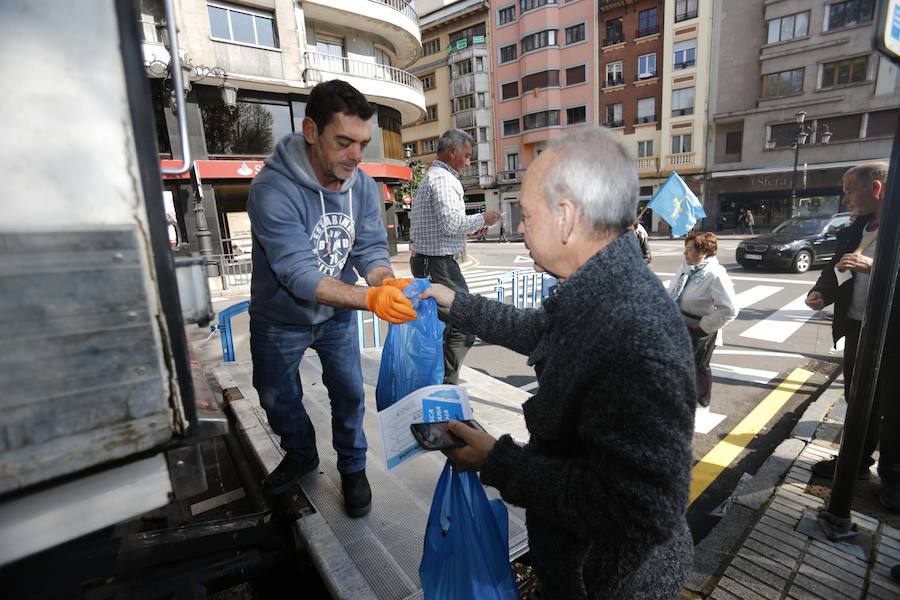 Pescadores asturianos y gallegos se han dado cita en Oviedo para exigir un «reparto justo» de las cuotas de xarda. Durante su protesta, han repartido hasta cinco toneladas de pescado entre los vecinos.