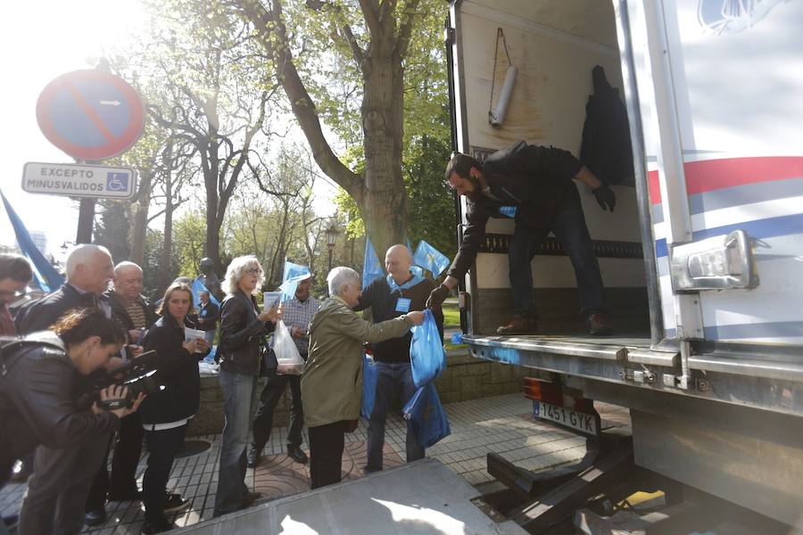 Pescadores asturianos y gallegos se han dado cita en Oviedo para exigir un «reparto justo» de las cuotas de xarda. Durante su protesta, han repartido hasta cinco toneladas de pescado entre los vecinos.