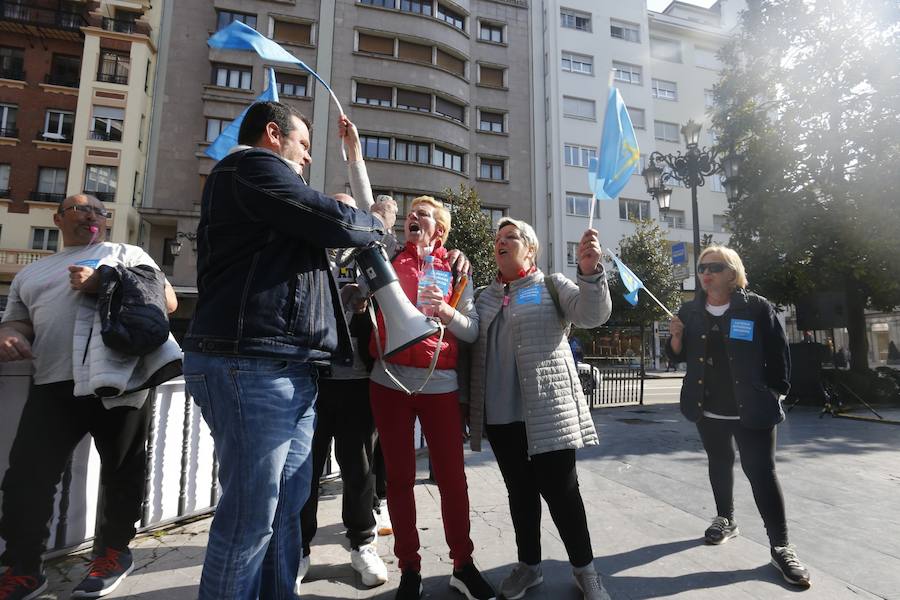 Pescadores asturianos y gallegos se han dado cita en Oviedo para exigir un «reparto justo» de las cuotas de xarda. Durante su protesta, han repartido hasta cinco toneladas de pescado entre los vecinos.