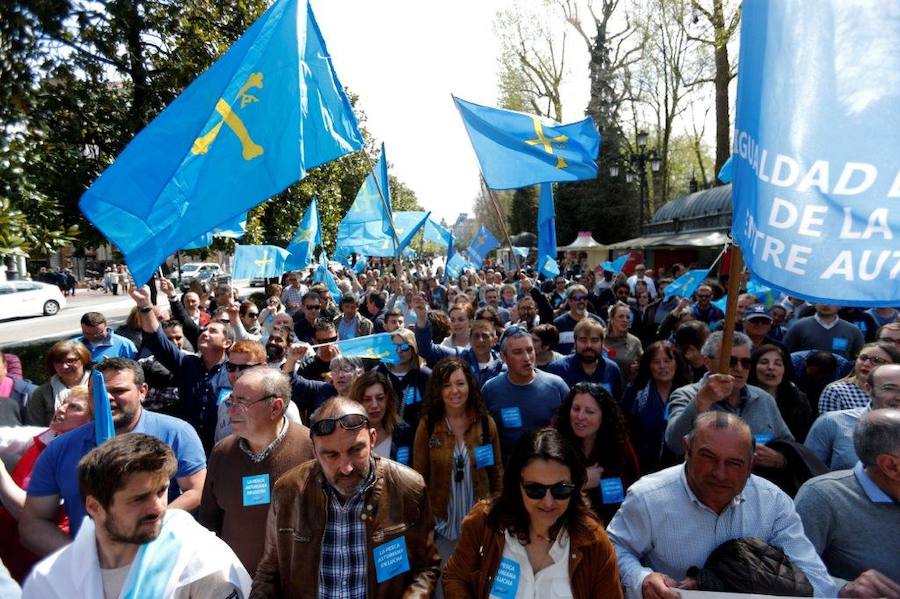 Pescadores asturianos y gallegos se han dado cita en Oviedo para exigir un «reparto justo» de las cuotas de xarda. Durante su protesta, han repartido hasta cinco toneladas de pescado entre los vecinos.