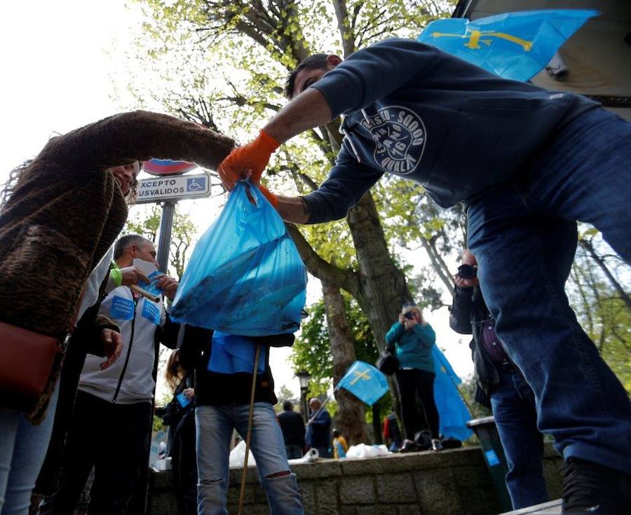 Pescadores asturianos y gallegos se han dado cita en Oviedo para exigir un «reparto justo» de las cuotas de xarda. Durante su protesta, han repartido hasta cinco toneladas de pescado entre los vecinos.