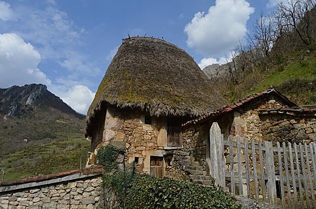 Una casa de teito ubicada en Las Veigas, en Somiedo. 