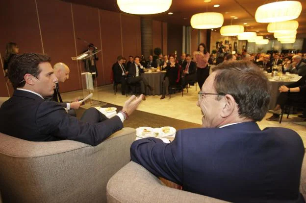 Albert Rivera y Juan Vázquez, el pasado viernes, en el desayuno informativo que se celebró en Oviedo. 