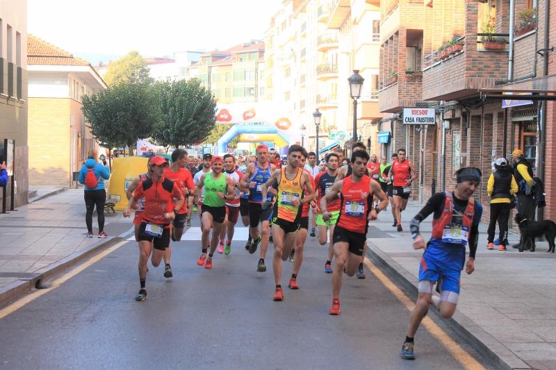 Unos 300 corredores se han enfrentado este domingo a la tradicional subida al Picu Pienzu (Arriondas), una prueba de 21,5 kilómetros y 2.500 metros de desnivel acumulado solo apta para valientes.