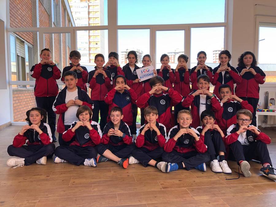 Dar visibilidad a los problemas a los que se enfrentan a diario quienes tienen autismo y sus familiares es el principal objetivo Día Mundial del Autismo, que se celebra este martes. Este fin de semana ya se celebraron varios actos, como el organizado por la Asociación de Familiares y Personas con Autismo (Adansi) en Oviedo. Y son muchos quienes se han sumado a esta campaña para reclamar más medios y apoyo. Colegios, universitarios, deportistas, guardias civiles y muchas más personas de todos los puntos de Asturias y del resto de España se han unido a esta iniciativa que tiene al signo del infinito como símbolo.