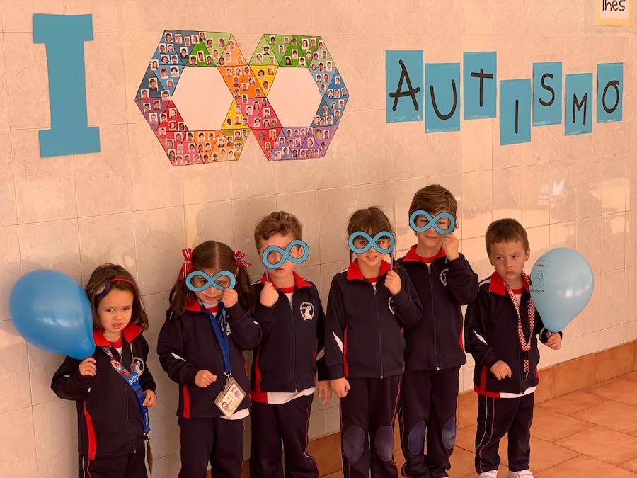 Dar visibilidad a los problemas a los que se enfrentan a diario quienes tienen autismo y sus familiares es el principal objetivo Día Mundial del Autismo, que se celebra este martes. Este fin de semana ya se celebraron varios actos, como el organizado por la Asociación de Familiares y Personas con Autismo (Adansi) en Oviedo. Y son muchos quienes se han sumado a esta campaña para reclamar más medios y apoyo. Colegios, universitarios, deportistas, guardias civiles y muchas más personas de todos los puntos de Asturias y del resto de España se han unido a esta iniciativa que tiene al signo del infinito como símbolo.