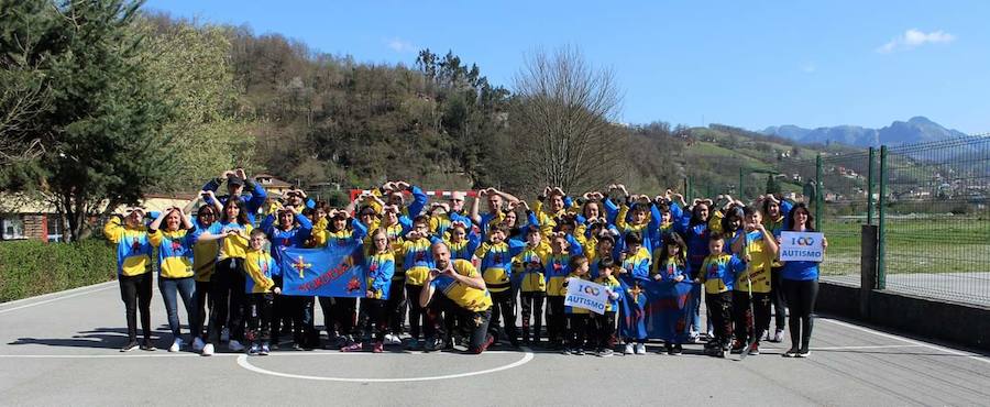 Dar visibilidad a los problemas a los que se enfrentan a diario quienes tienen autismo y sus familiares es el principal objetivo Día Mundial del Autismo, que se celebra este martes. Este fin de semana ya se celebraron varios actos, como el organizado por la Asociación de Familiares y Personas con Autismo (Adansi) en Oviedo. Y son muchos quienes se han sumado a esta campaña para reclamar más medios y apoyo. Colegios, universitarios, deportistas, guardias civiles y muchas más personas de todos los puntos de Asturias y del resto de España se han unido a esta iniciativa que tiene al signo del infinito como símbolo.