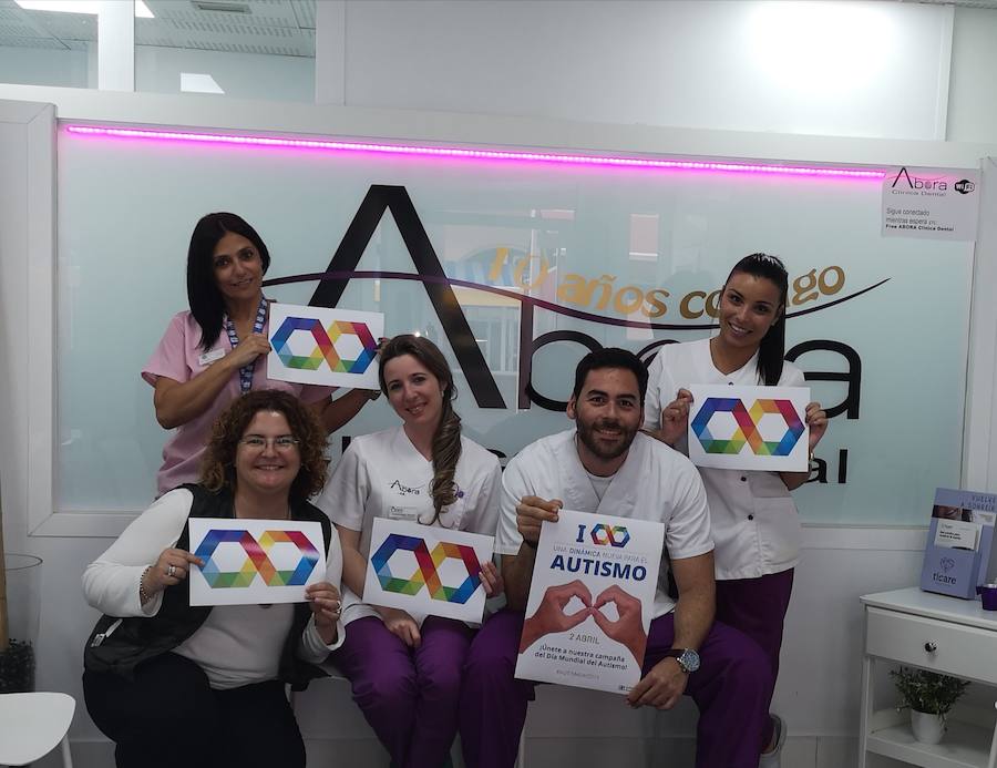 Dar visibilidad a los problemas a los que se enfrentan a diario quienes tienen autismo y sus familiares es el principal objetivo Día Mundial del Autismo, que se celebra este martes. Este fin de semana ya se celebraron varios actos, como el organizado por la Asociación de Familiares y Personas con Autismo (Adansi) en Oviedo. Y son muchos quienes se han sumado a esta campaña para reclamar más medios y apoyo. Colegios, universitarios, deportistas, guardias civiles y muchas más personas de todos los puntos de Asturias y del resto de España se han unido a esta iniciativa que tiene al signo del infinito como símbolo.