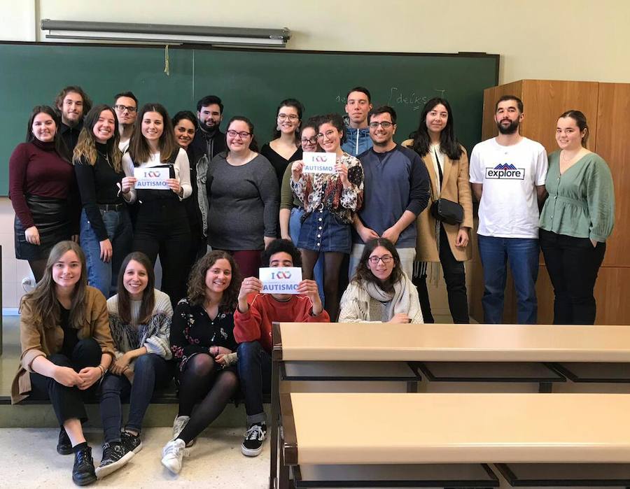 Dar visibilidad a los problemas a los que se enfrentan a diario quienes tienen autismo y sus familiares es el principal objetivo Día Mundial del Autismo, que se celebra este martes. Este fin de semana ya se celebraron varios actos, como el organizado por la Asociación de Familiares y Personas con Autismo (Adansi) en Oviedo. Y son muchos quienes se han sumado a esta campaña para reclamar más medios y apoyo. Colegios, universitarios, deportistas, guardias civiles y muchas más personas de todos los puntos de Asturias y del resto de España se han unido a esta iniciativa que tiene al signo del infinito como símbolo.