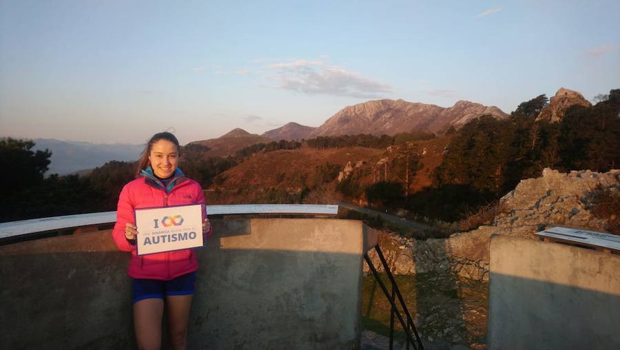 Dar visibilidad a los problemas a los que se enfrentan a diario quienes tienen autismo y sus familiares es el principal objetivo Día Mundial del Autismo, que se celebra este martes. Este fin de semana ya se celebraron varios actos, como el organizado por la Asociación de Familiares y Personas con Autismo (Adansi) en Oviedo. Y son muchos quienes se han sumado a esta campaña para reclamar más medios y apoyo. Colegios, universitarios, deportistas, guardias civiles y muchas más personas de todos los puntos de Asturias y del resto de España se han unido a esta iniciativa que tiene al signo del infinito como símbolo.