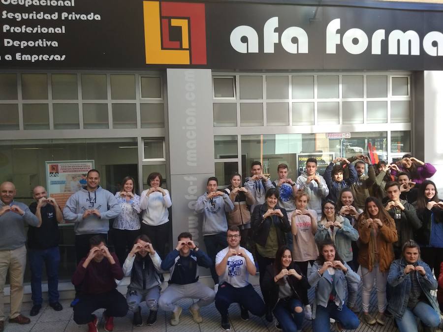 Dar visibilidad a los problemas a los que se enfrentan a diario quienes tienen autismo y sus familiares es el principal objetivo Día Mundial del Autismo, que se celebra este martes. Este fin de semana ya se celebraron varios actos, como el organizado por la Asociación de Familiares y Personas con Autismo (Adansi) en Oviedo. Y son muchos quienes se han sumado a esta campaña para reclamar más medios y apoyo. Colegios, universitarios, deportistas, guardias civiles y muchas más personas de todos los puntos de Asturias y del resto de España se han unido a esta iniciativa que tiene al signo del infinito como símbolo.