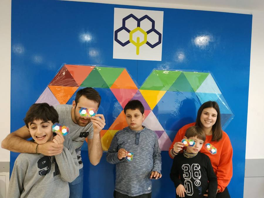 Dar visibilidad a los problemas a los que se enfrentan a diario quienes tienen autismo y sus familiares es el principal objetivo Día Mundial del Autismo, que se celebra este martes. Este fin de semana ya se celebraron varios actos, como el organizado por la Asociación de Familiares y Personas con Autismo (Adansi) en Oviedo. Y son muchos quienes se han sumado a esta campaña para reclamar más medios y apoyo. Colegios, universitarios, deportistas, guardias civiles y muchas más personas de todos los puntos de Asturias y del resto de España se han unido a esta iniciativa que tiene al signo del infinito como símbolo.