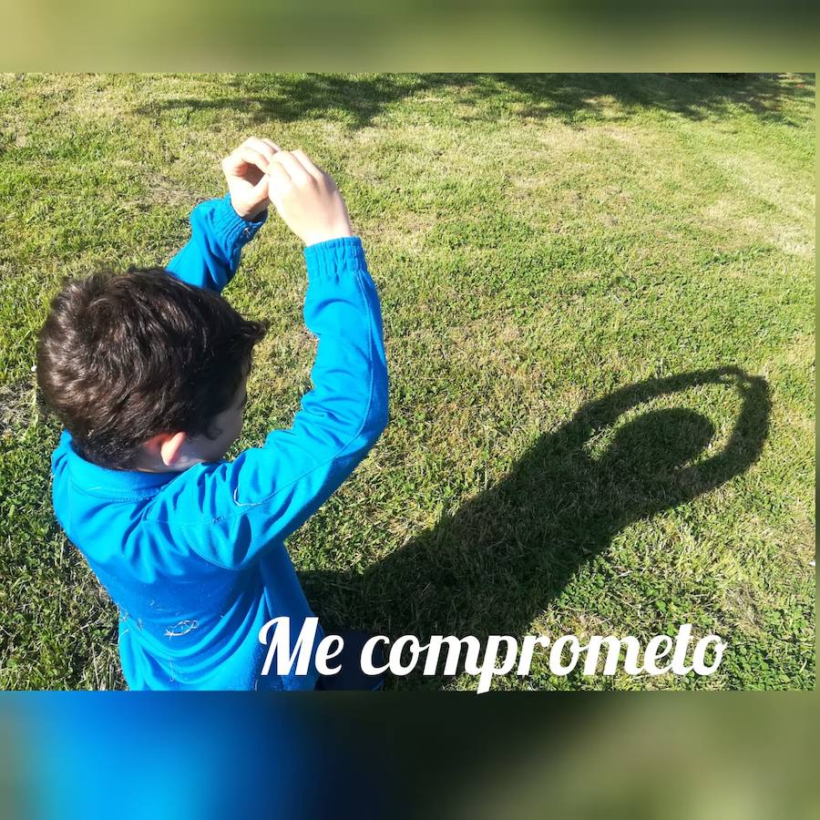 Dar visibilidad a los problemas a los que se enfrentan a diario quienes tienen autismo y sus familiares es el principal objetivo Día Mundial del Autismo, que se celebra este martes. Este fin de semana ya se celebraron varios actos, como el organizado por la Asociación de Familiares y Personas con Autismo (Adansi) en Oviedo. Y son muchos quienes se han sumado a esta campaña para reclamar más medios y apoyo. Colegios, universitarios, deportistas, guardias civiles y muchas más personas de todos los puntos de Asturias y del resto de España se han unido a esta iniciativa que tiene al signo del infinito como símbolo.