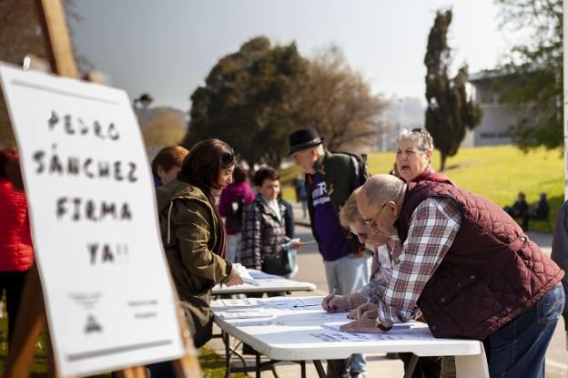 Recogida de firmas en el rastro en defensa del plan de vías. 