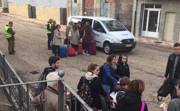 Viajeros subiendo en Villamanín a las furgonetas habilitadas como transporte alternativo. 