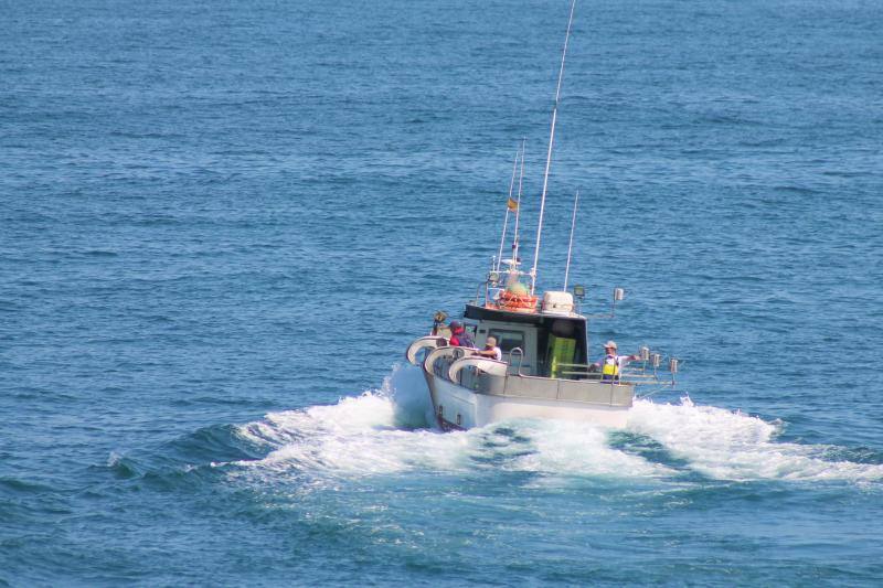 Cantabria amenaza con movilizarse para evitar un nuevo reparto de las cuotas. El puerto de Lastres presentaba mucha actividad este lunes, donde además de los barcos propios del puerto se han podido ver tambien lanchas de las comunidades vecinas de Cantabria y Galicia.