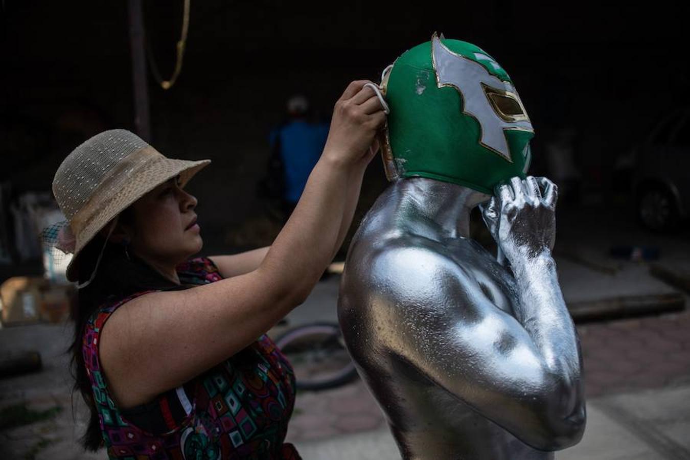 Hombres pintados de todas las edades salen a la calle como parte del ritual de la lucha del bien contra el mal. El color plateado simboliza la luz sobre los pueblos mientras que el color negro, pondera la buena coseha de frijol ayocote. 