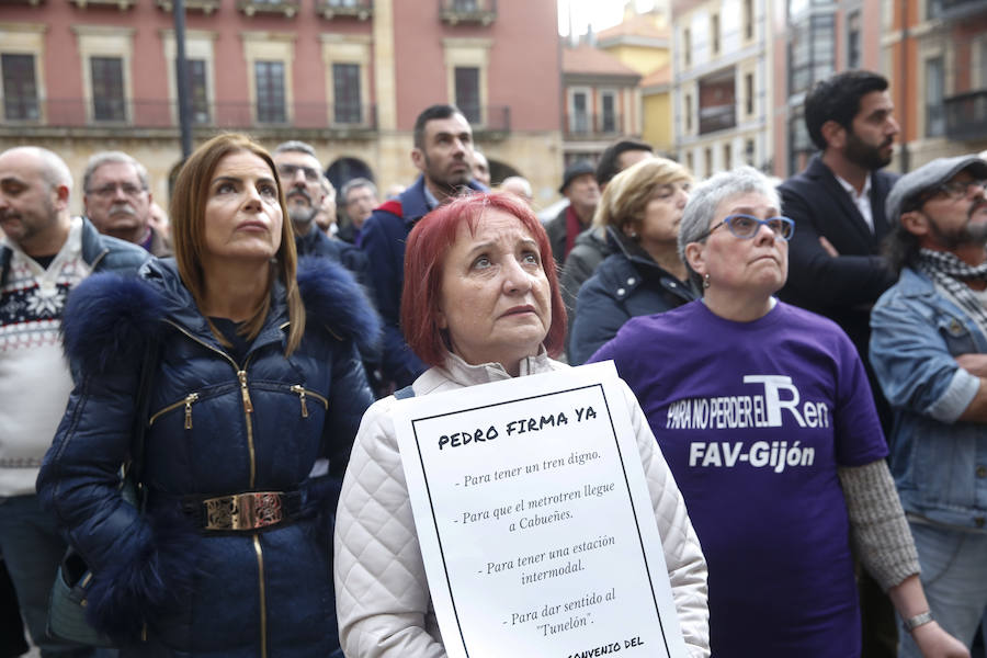 Los encerrados en el salón de plenos del Ayuntamiento de Gijón han recibido este miércoles el respaldo de un grupo de personas que ha querido apoyar su exigencia a los Gobierno central y regional. Piden una fecha para firmar el convenio que saque adelante el plan de vías gijonés