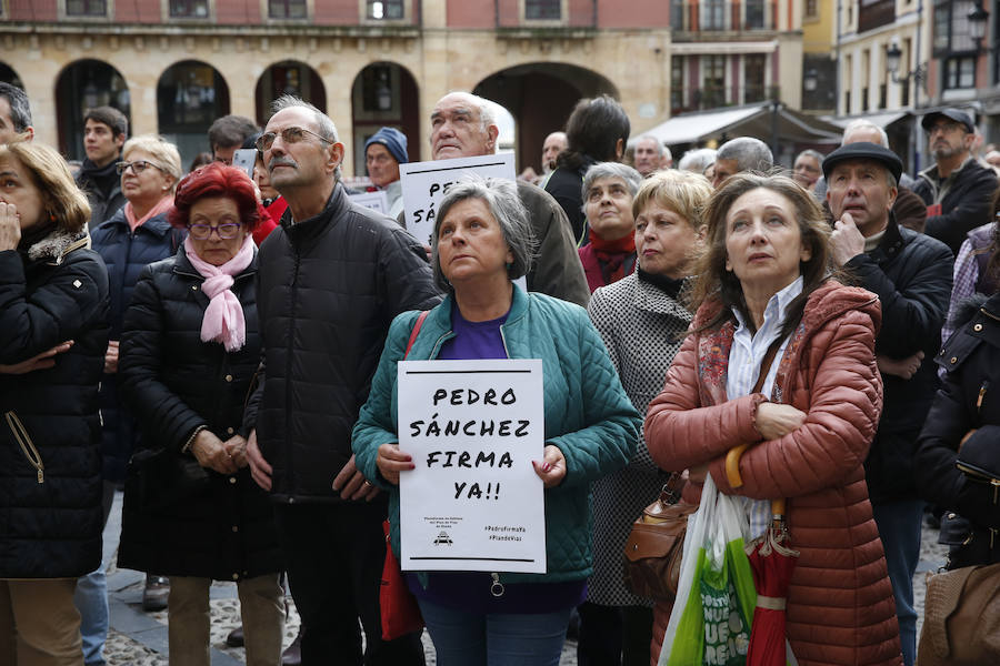 Los encerrados en el salón de plenos del Ayuntamiento de Gijón han recibido este miércoles el respaldo de un grupo de personas que ha querido apoyar su exigencia a los Gobierno central y regional. Piden una fecha para firmar el convenio que saque adelante el plan de vías gijonés