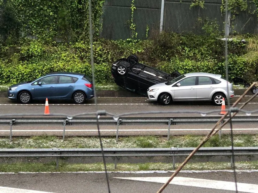 El granizo y las fuertes lluvias están detrás de los numerosos accidentes registrados en las carreteras del centro de Asturias. La A-66 y la A-64, principales vías afectadas, han registrado, además, importantes retenciones.