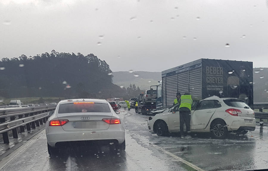 El granizo y las fuertes lluvias están detrás de los numerosos accidentes registrados en las carreteras del centro de Asturias. La A-66 y la A-64, principales vías afectadas, han registrado, además, importantes retenciones.