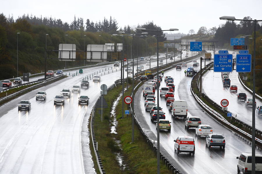 El granizo y las fuertes lluvias están detrás de los numerosos accidentes registrados en las carreteras del centro de Asturias. La A-66 y la A-64, principales vías afectadas, han registrado, además, importantes retenciones.