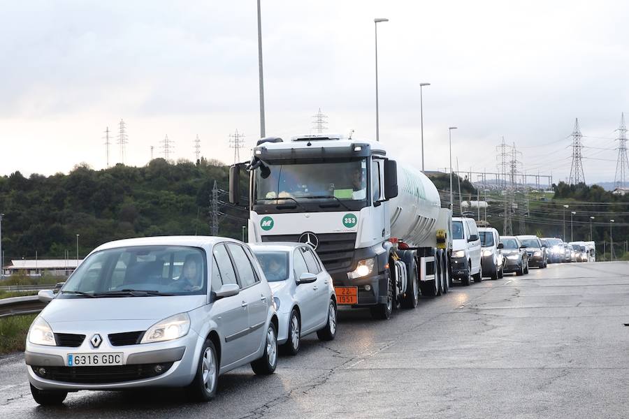 Atascos kilométricos a causa de los cortes en las auxiliares de Arcelor