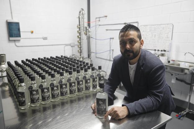 Sergio Carpio, en la sede de la microdestilería en el Centro de Empresas de Valnalón. 