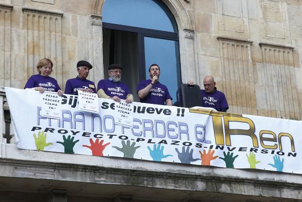 Tita Caravera, Pepín Fernández, Amador García, Adrián Arias y Juventino Montes, en el balcón. 