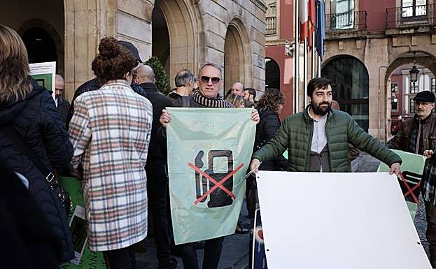 Protesta de los vecinos en la plaza Mayor
