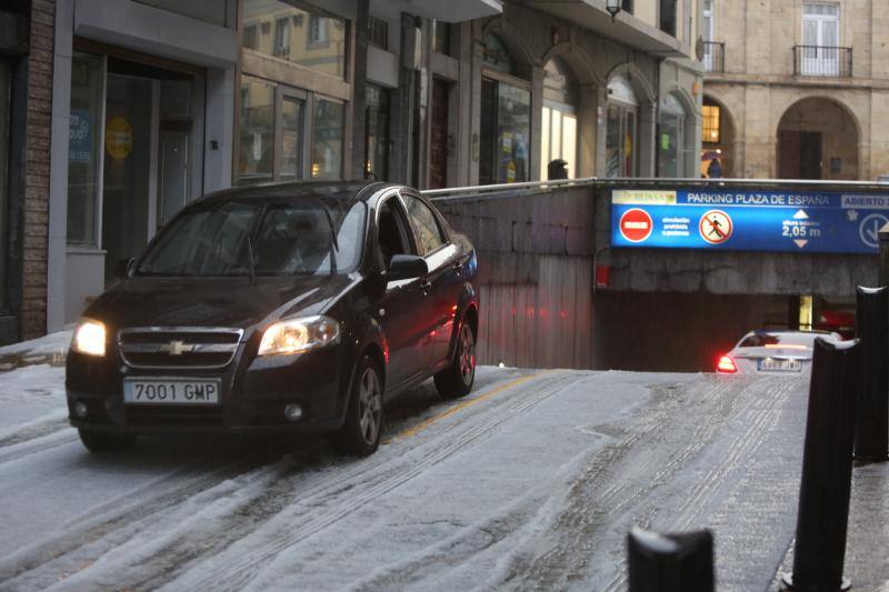 Una intensa granizada ha dejado Avilés por unos minutos cubierta de un manto blanco, dando una poco habitual imagen de la ciudad.