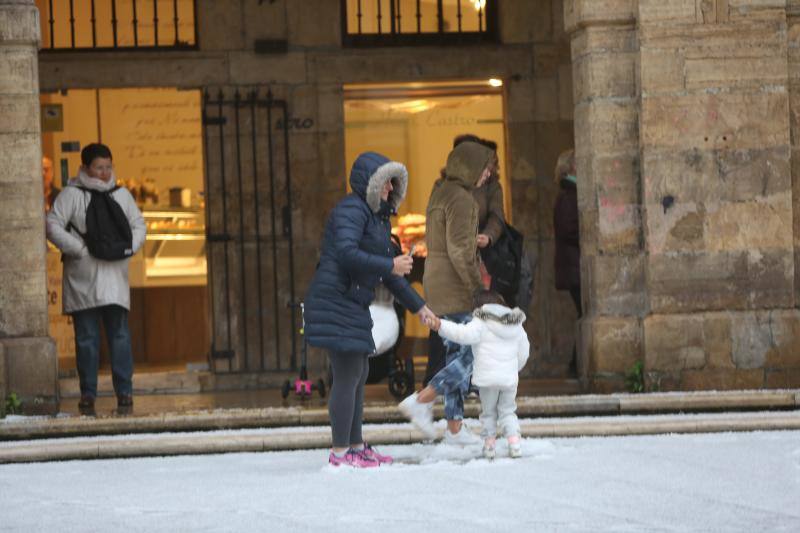 Una intensa granizada ha dejado Avilés por unos minutos cubierta de un manto blanco, dando una poco habitual imagen de la ciudad.