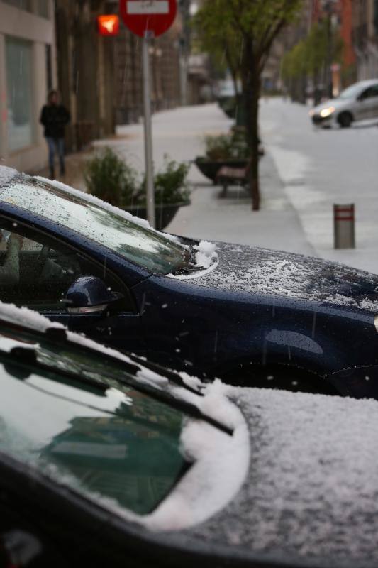 Una intensa granizada ha dejado Avilés por unos minutos cubierta de un manto blanco, dando una poco habitual imagen de la ciudad.