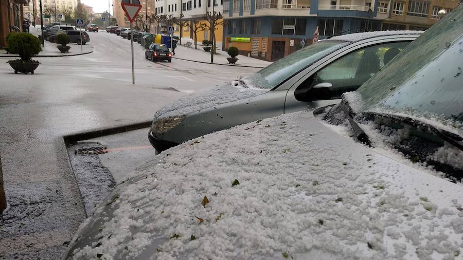 Una intensa granizada ha dejado Avilés por unos minutos cubierta de un manto blanco, dando una poco habitual imagen de la ciudad.