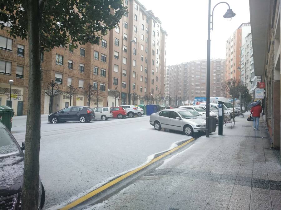 Una intensa granizada ha dejado Avilés por unos minutos cubierta de un manto blanco, dando una poco habitual imagen de la ciudad.
