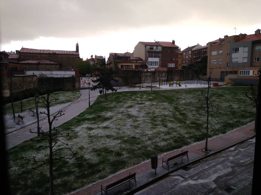 Una intensa granizada ha dejado Avilés por unos minutos cubierta de un manto blanco, dando una poco habitual imagen de la ciudad.
