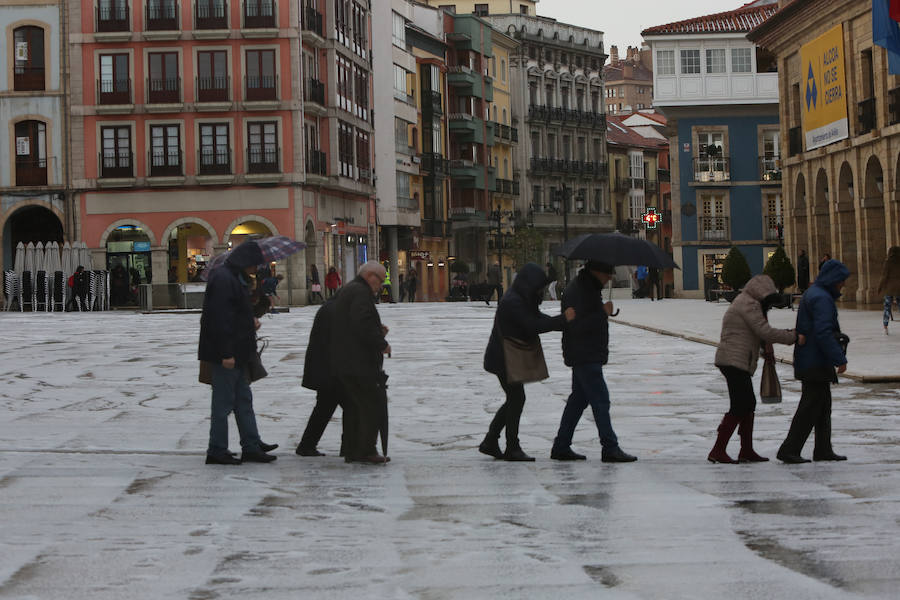Una intensa granizada ha dejado Avilés por unos minutos cubierta de un manto blanco, dando una poco habitual imagen de la ciudad.