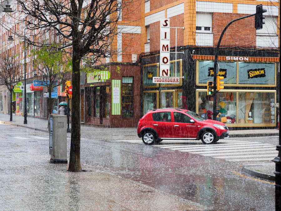 Una masa de aire procedente de Groenlandia ha devuelve las lluvias a Asturias y ha desplomado los termómetros. Además, ha situado la cota de nieve en torno a los 600 metros.