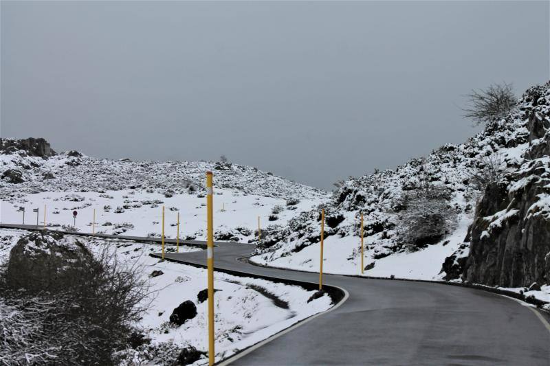 Una masa de aire procedente de Groenlandia ha devuelve las lluvias a Asturias y ha desplomado los termómetros. Además, ha situado la cota de nieve en torno a los 600 metros.