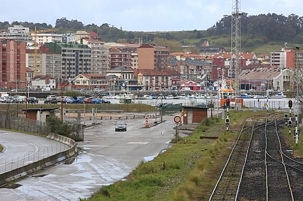 Al fondo, aparcamiento exterior del Niemeyer junto al que discurrirá de forma paralela el nuevo ramal para conectar con la dársena de San Agustín. 