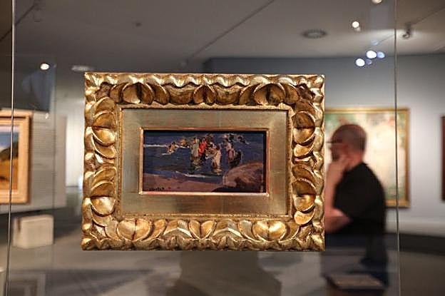 Visitantes a una de las muestras de Sorolla en la cúpula del Centro Niemeyer. 