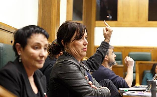 Parlamentarios de EH Bildu durante el debate en el Parlamento vasco de la ley que reconocerá a las víctimas de abusos policiales cometidos en Euskadi entre 1978 y 1999.