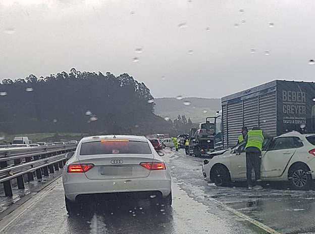 Uno de los accidentes registrados ayer en la autopista 'Y' que colapsó el tráfico en las inmediaciones de Serín. :