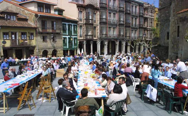 Mesas de la Comida en la Calle en la plaza de Álvarez Acebal y la calle de San Francisco.