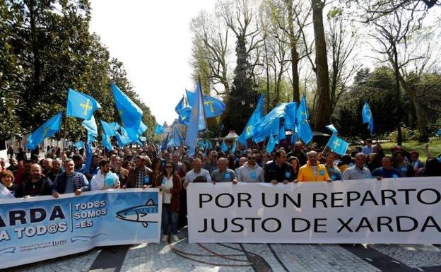 Protesta de pescadores gallegos y asturianos en Oviedo por un reparto justo de la xarda el pasado 30 de marzo.