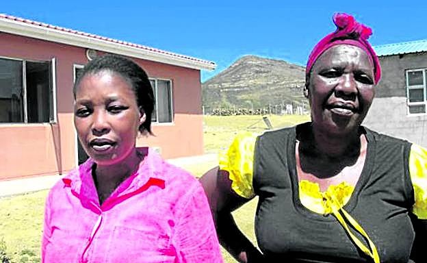 Siphokazi y Nokubonga, a la derecha, han decidido dar la cara para apoyar a otras víctimas.