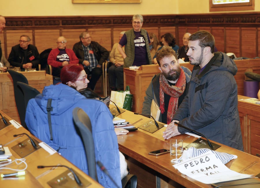 Los vecinos de Gijón encerrados en el Salón de Plenos del Ayuntamiento para reclamar la firma del convenio del plan de vías han puesto fin a la protesta tras reunirse con la delegada del Gobierno en Asturias, Delia Losa, quien ha anunciado que se aprobará en Consejo de Ministros antes de las elecciones generales del 28 de abril.